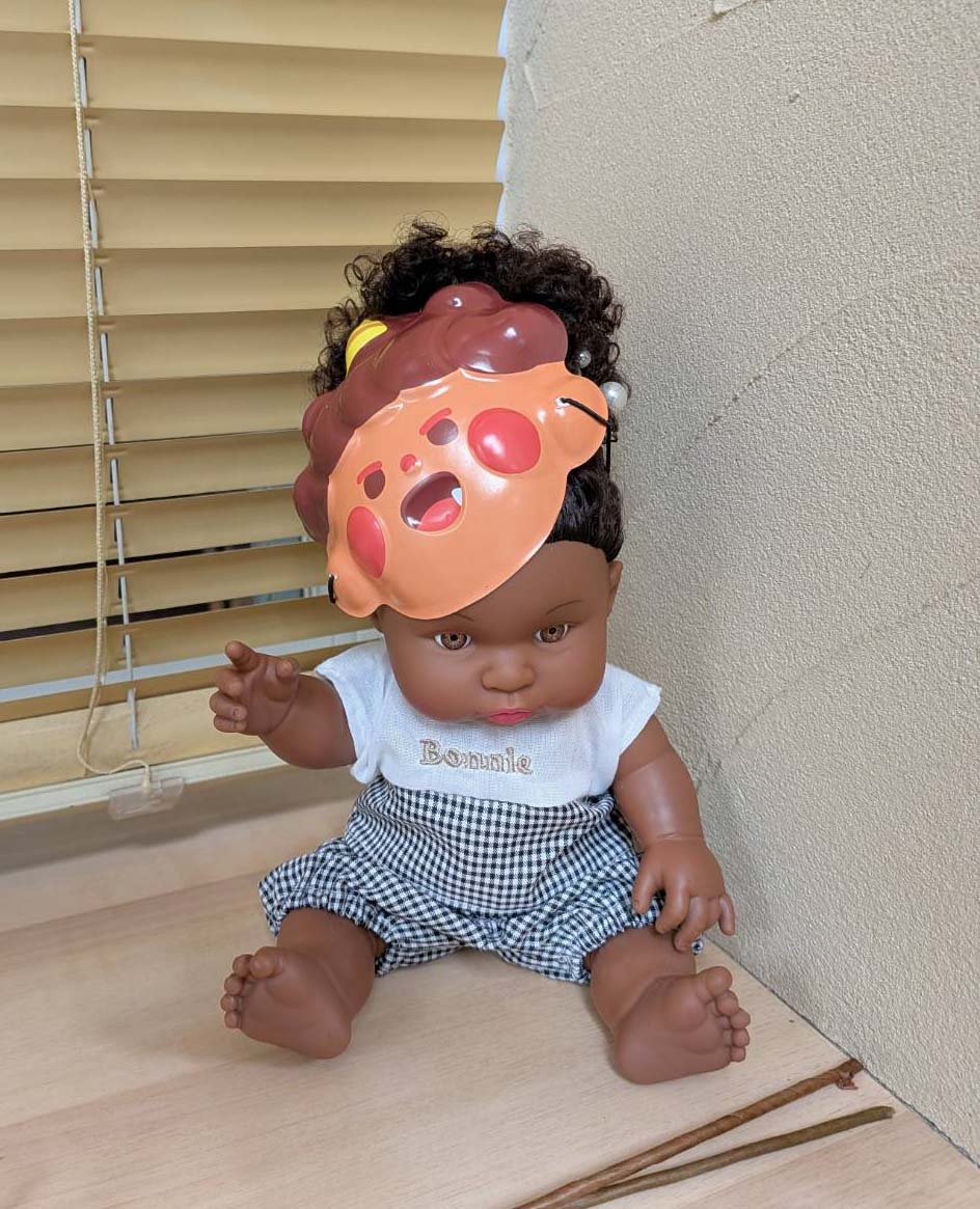 鬼のお面をかぶったベビー人形