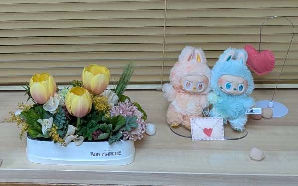 春のしつらえ（チューリップとラブブ人形）